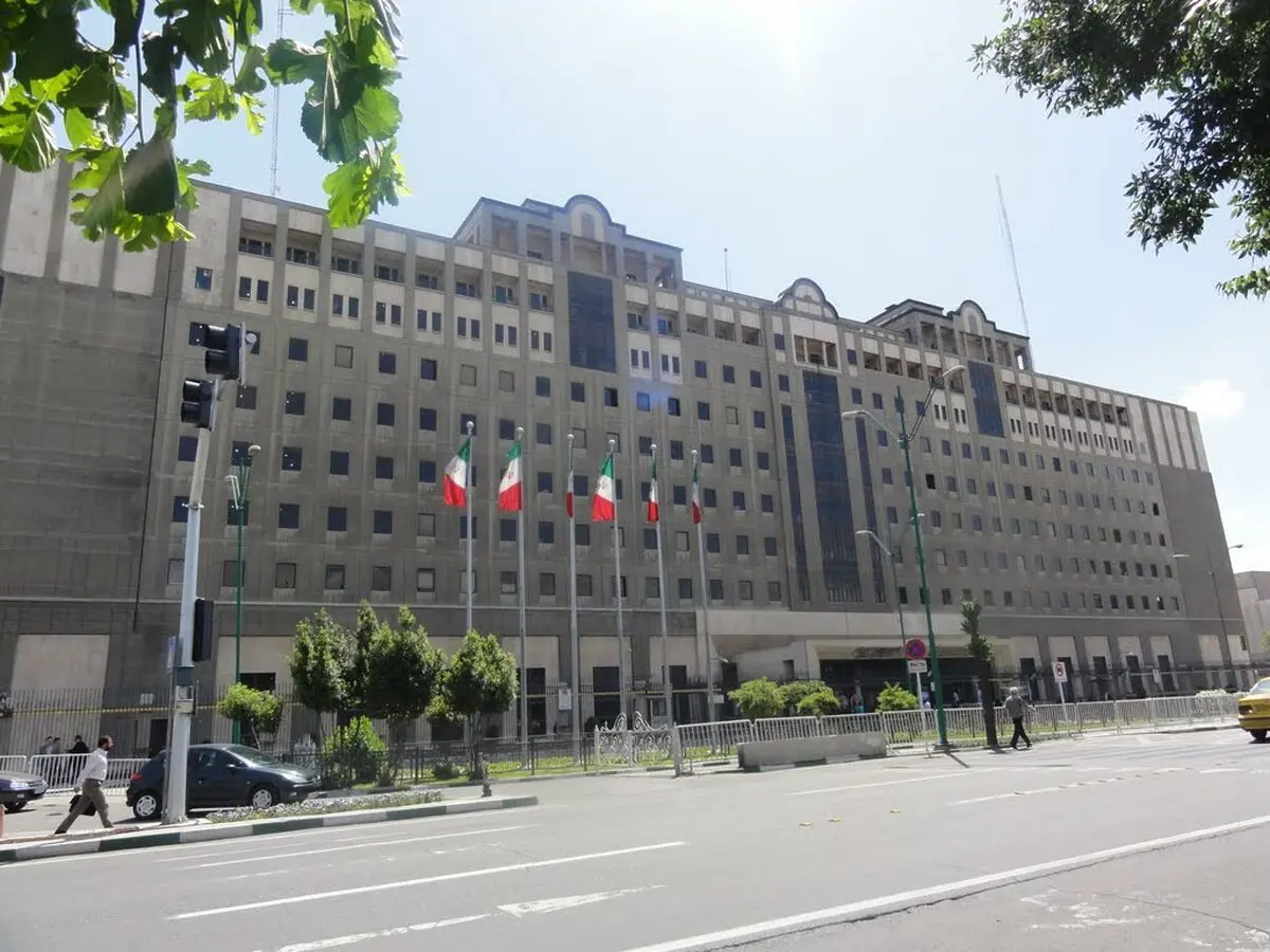 نو شدن آسفالت خیابان اطراف مجلس در شب مراسم تحلیف/ ای کاش این چنین مراسمی در مناطق جنوب شهر تهران نیز برگزار می‌شد