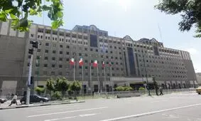 نو شدن آسفالت خیابان اطراف مجلس در شب مراسم تحلیف/ ای کاش این چنین مراسمی در مناطق جنوب شهر تهران نیز برگزار می‌شد