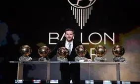 تمام جام‌ های مسی با بارسلونا در محل کنفرانس این بازیکن/ عکس