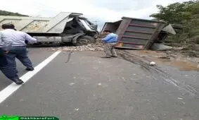 شاخ‌ به شاخ شدن دو کامیون در جاده چالوس
