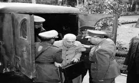 دکتر محمد مصدق کاسه کوزهِ انگلیس را بهم زد و برکنار شد