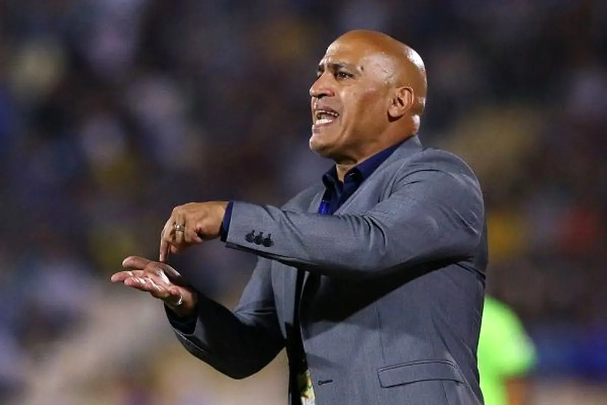 منصوریان: با فضای تمسخر و بی‌سوادی فوتبال مشکل دارم/ آرزو می‌کنم پرسپولیس با سربلندی به ایران برگردد