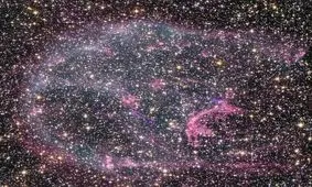 درخشش یک ابر گازی در فضا