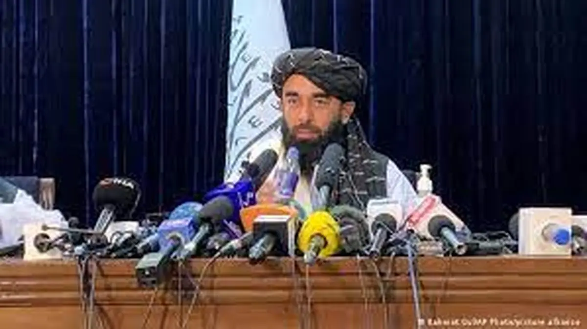 تنها خبرنگار زن در نشست خبری سخنگوی طالبان/ عکس