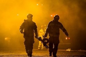 آتش‌سوزی مهیب ۱۵ باب مغازه در خمام گیلان/ ۲ آتش‌نشان مجروح شدند
