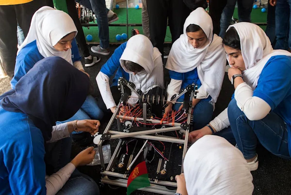 نجات نیمی از تیم رباتیک دختران افغانستان از دست طالبان/ آنها یک دستگاه تنفس مصنوعی ارزان قیمت نیز ساخته بودند