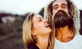 چرا شوخ طبعی کلید شاداب نگه داشتن رابطه عاطفی است؟