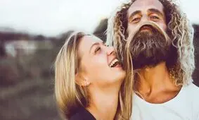 چرا شوخ طبعی کلید شاداب نگه داشتن رابطه عاطفی است؟