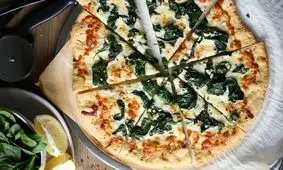 طرز تهیه پیتزا اسفناج و پنیر