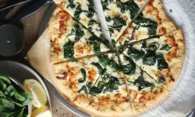 طرز تهیه پیتزا اسفناج و پنیر