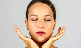 ۵ تمرین یوگای صورت که باید در خانه امتحان کنید