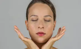 ۵ تمرین یوگای صورت که باید در خانه امتحان کنید