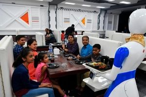حضور پررنگ ربات‌ها در رستوران‌های هند/ تصاویر