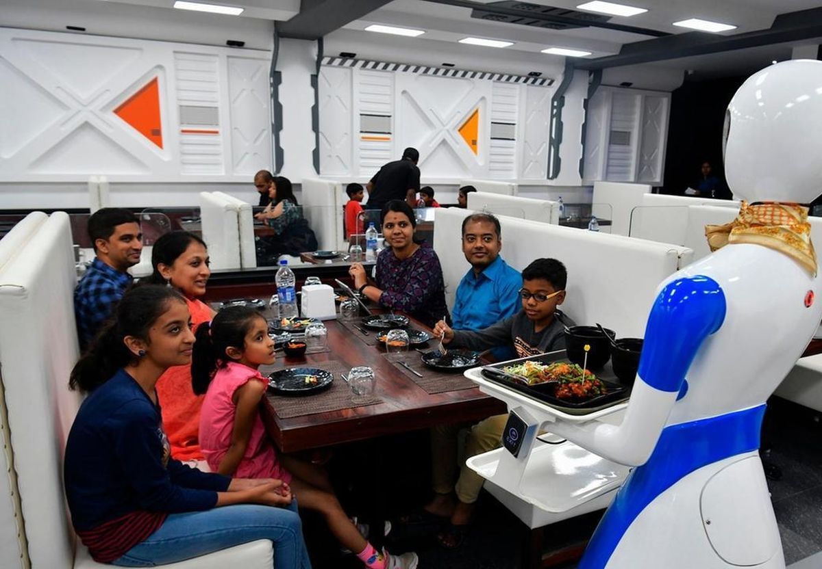 حضور پررنگ ربات‌ها در رستوران‌های هند/ تصاویر