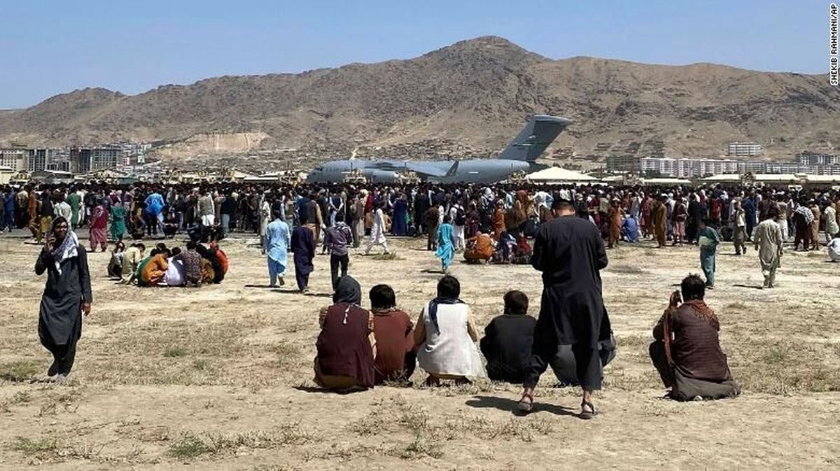 سی ان ان: هنوز بیش از ۲۰ هزار نفر در اطراف فرودگاه کابل حضور دارند