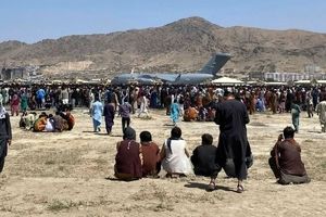سی ان ان: هنوز بیش از ۲۰ هزار نفر در اطراف فرودگاه کابل حضور دارند