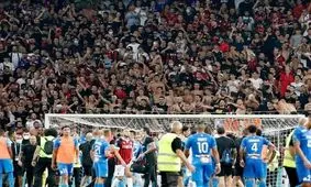 آشوب در دربی جنوب فرانسه؛ هجوم هواداران، بازی نیس - مارسی را نیمه تمام گذاشت/ عکس