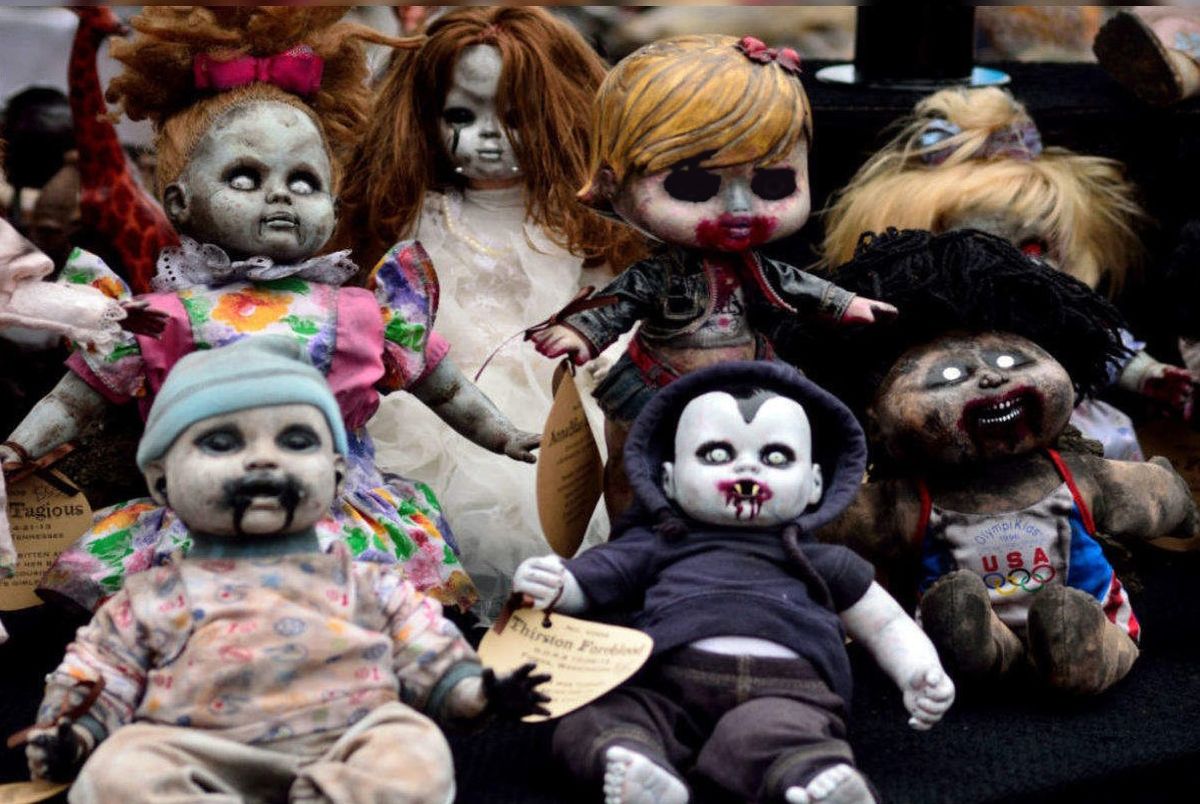 داستان ترسناک ۹ عروسک که تسخیر شده‌ اند