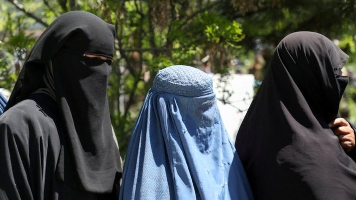 سخنگوی طالبان: زنان شاغل تا زمان تنظیم تدابیر امنیتی در خانه بمانند/ نیروهای ما برخورد با زنان را آموزش ندیده اند