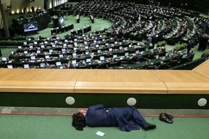 خواب در حاشیه جلسه مجلس/ عکس