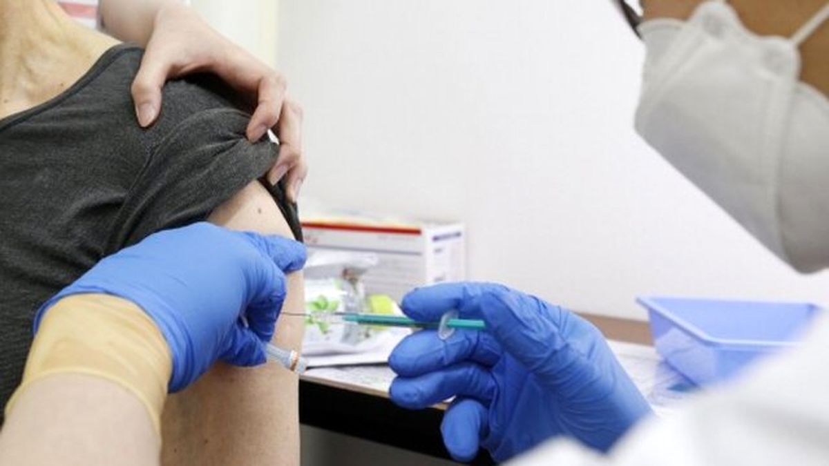 متخصص ایمونولوژی بالینی: واکسن کرونا از بروز موارد جدی و بیمارستانی شدن مبتلایان جلوگیری می‌کند