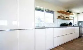 نحوه تمیز کردن کابینت‌های گلاس