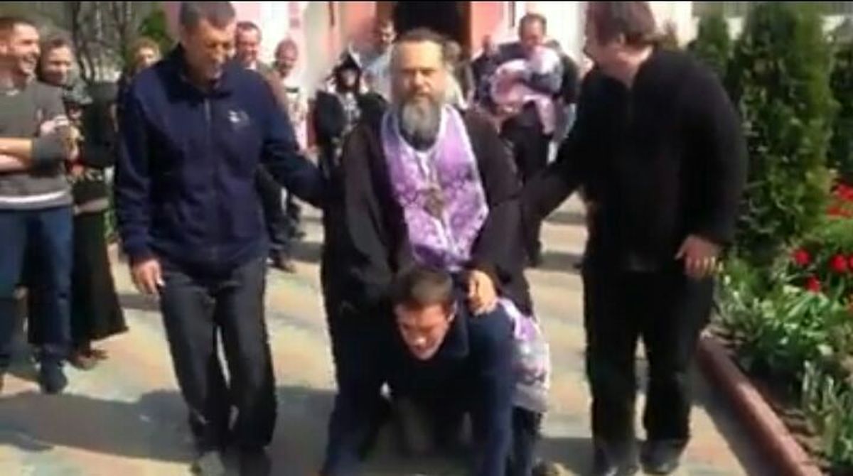 فیلم /خرسواری کشیش روی انسان برای پاک کردن گناه در قزاقستان!