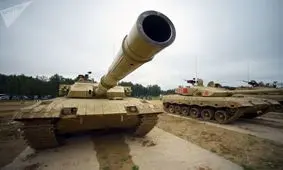 عکس های دیدنی و جالب روز، از انتقال یک گاو با هلی کوپتر تا مسابقه تانک ها