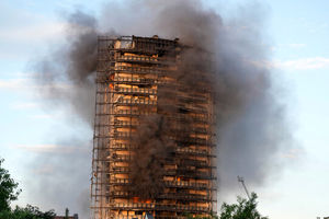 آتش سوزی در ساختمان مسکونی ۲۰ طبقه در میلان