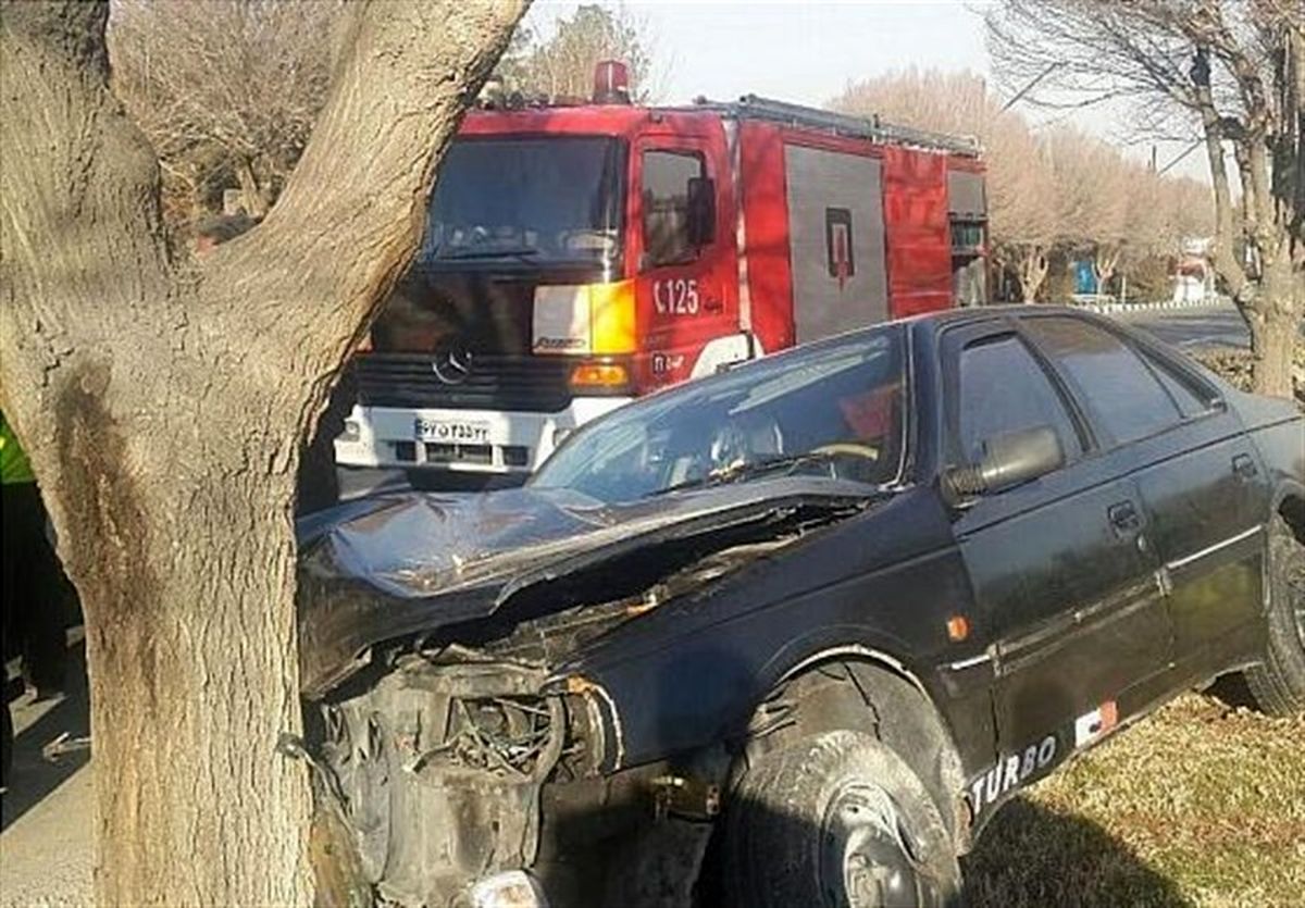 مرگ هولناک ۳ عضو یک خانواده در برخورد خودرو با درخت