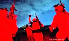 سجده شکر طالبان با لباس آمریکایی در بدرقه آمریکایی!/عکس