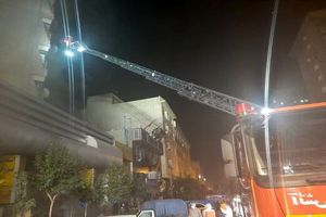 آتش سوزی مجتمع تجاری-مسکونی ۱۷ طبقه در خیابان آزادی