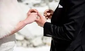 عروسی زوج بولیویایی در بالای کوه ایلیمانی/ ویدئو