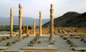 پایه یکی از ستون های تخت جمشید در یک منزل کشف شد