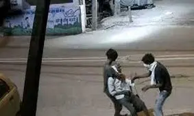 غافلگیر شدن عابر توسط سارقان در خیابان خلوت/ ویدئو