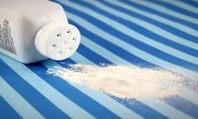 نحوه پاک کردن لکه روغن از لباس با پودر بچه