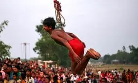 دلخراش ترین تفریح دنیا/ مردانی که خود را با قلاب آویزان می کنند + عکس