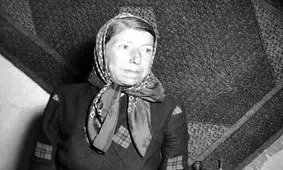 قمرالملوک وزیری؛ تاریخ‌سازیِ یک حنجره زنانه