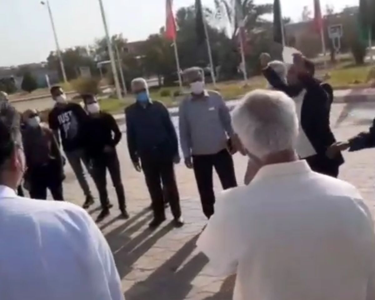 تجمع اعتراضی نخلداران در سازمان جهاد کشاورزی خوزستان (فیلم)
