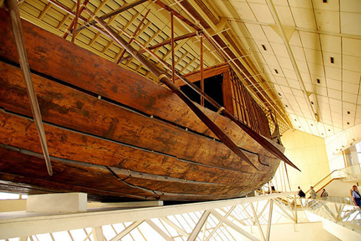 قایق ۴۶۰۰ ساله فرعون به از کنار اهرام مصر به موزه منتقل شد