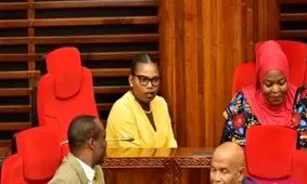 بیرون انداختن نماینده پارلمان به دلیل شلوار تنگ