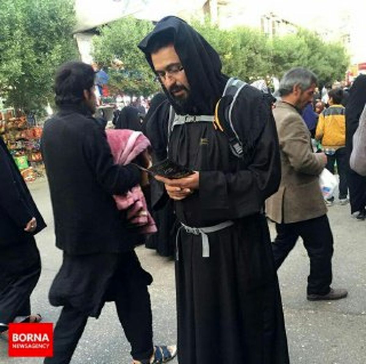 پوشش جالب نوه امام خمینی (ره) در راهپیمایی اربعین