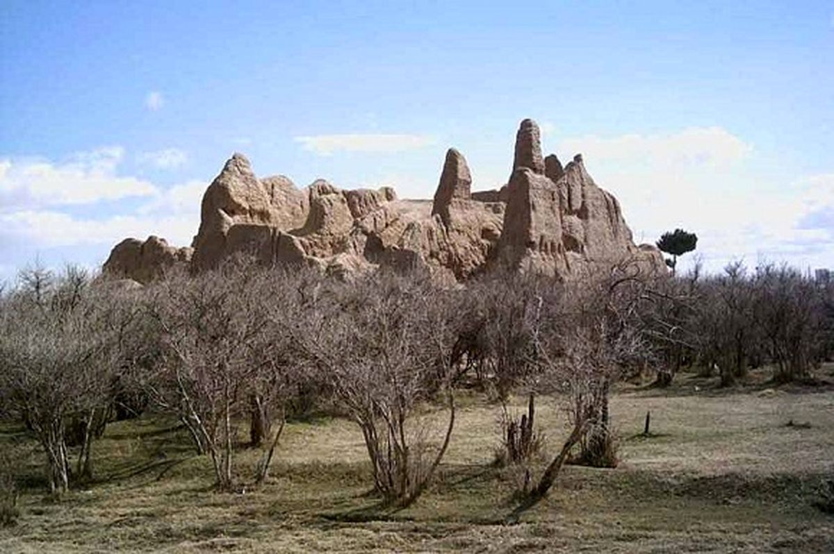 قلعه‌ بزرگی مثل قلعه‌ اردان خوار وسط ده [جاجرم] بود/ می‌گفتند انار رسیده‌ خوبی در باغات هست