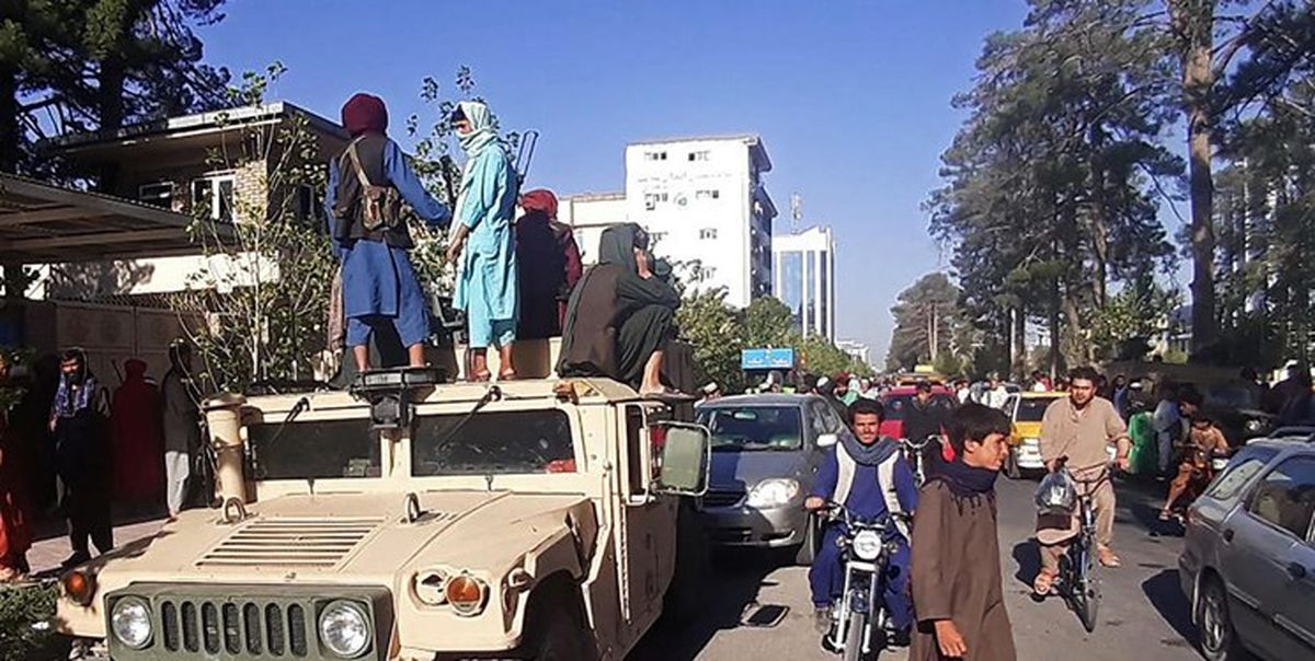 طالبان با خودروهای زرهی آمریکایی به غنیمت گرفته در راه کابل است