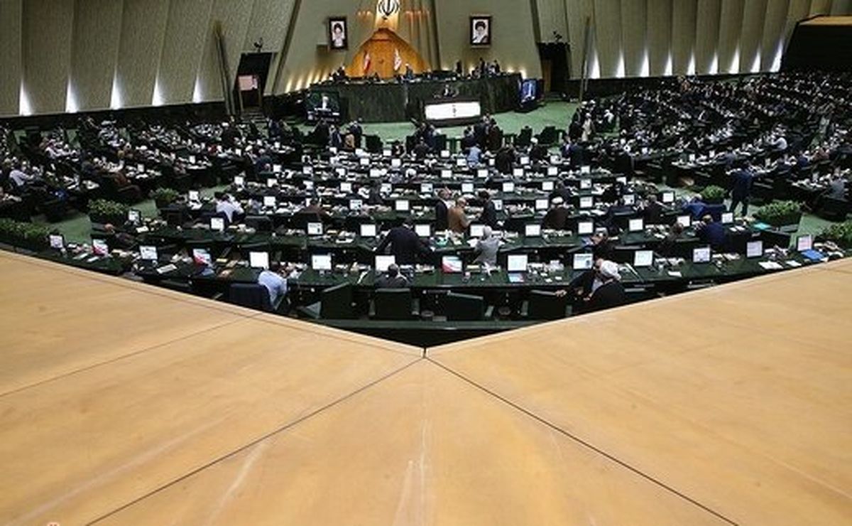 نماینده بناب: آقای زاکانی! حوزه تصمیم گیری مجلس کوچک است؟/ می گویند اگر با استعفای زاکانی مخالفت کنیم اقدامی غیرانقلابی است