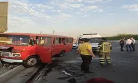 مصدومیت ۱۱ نفر در تصادف پراید با مینی‌بوس