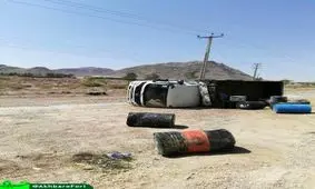 واژگونی کامیونت بر اثر برخورد با تریلی