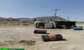 واژگونی کامیونت بر اثر برخورد با تریلی