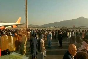 فرودگاه كابل؛ مردمى كه به زور سوار هواپيما شده اند با طناب پياده شدند/ ویدئو