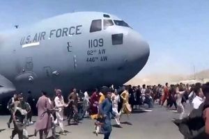 ویدئویی از شهروندان افغانستانی بر روی چرخ های هواپیمای درحال حرکت!
